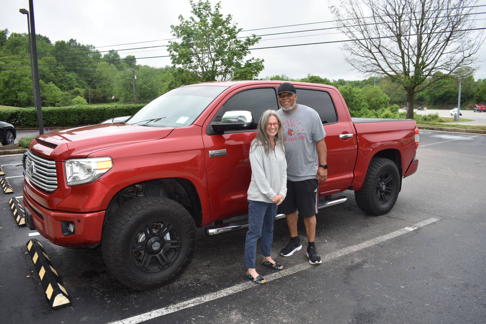 Expree loan office handing keys to new car owner